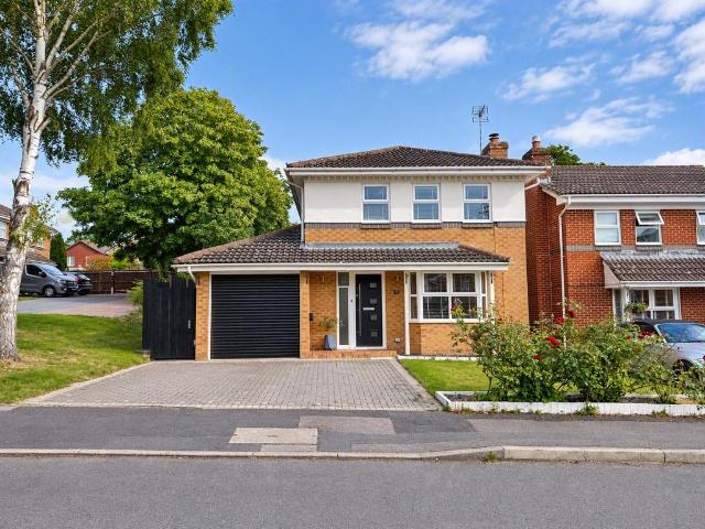 Oldwood Chase, Hampshire GU14 4 bed detached house to rent £2,500 pcm £577 pw