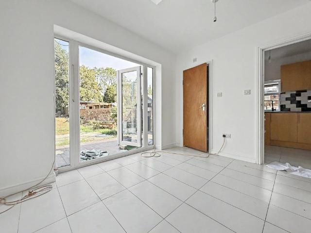 Old Cote Drive, Hounslow, TW5 1 bed flat to rent £1,300 pcm £300 pw
