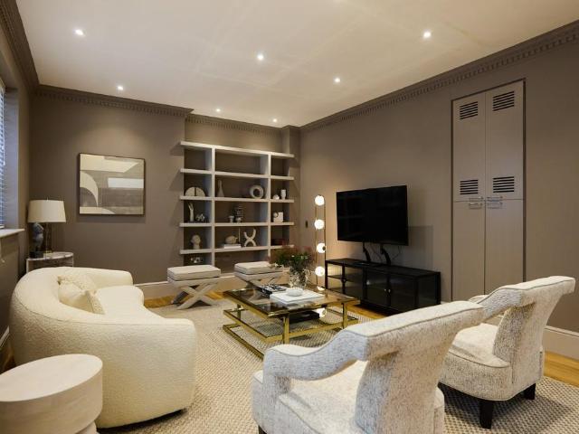 Old Court House, North End Way. 4 bed terraced house to rent £15,750 pcm £3,635 pw