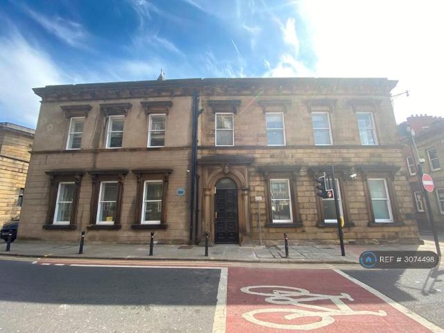 Old Court House, Wakefield, WF1 2 bed flat to rent £745 pcm £172 pw