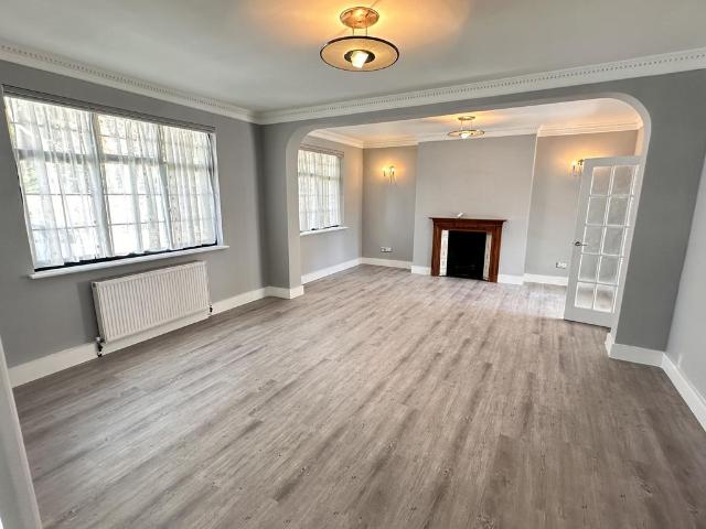 Old Church Lane, Stanmore HA7 4 bed detached bungalow to rent £3,500 pcm £808 pw