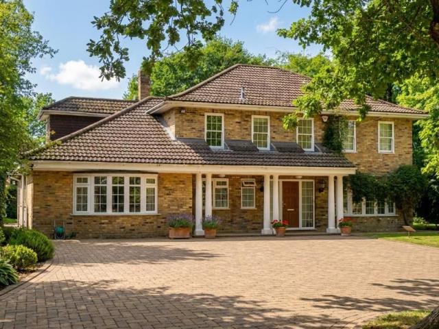 Old Avenue, West Byfleet KT14 5 bed detached house to rent £5,950 pcm £1,373 pw