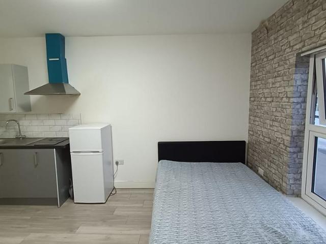 Old Bedford Road, Luton, Bedfordshire Studio to rent £725 pcm £167 pw