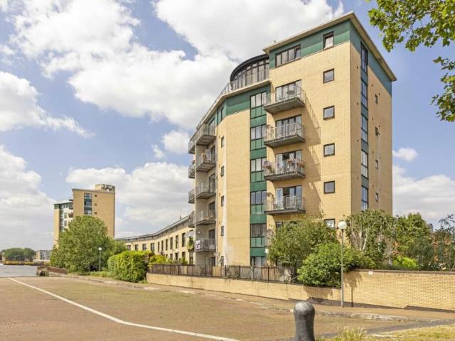 Old Bellgate Place, London E14, 2 bed flat to rent, £2,300 pcm | PrimeLocation