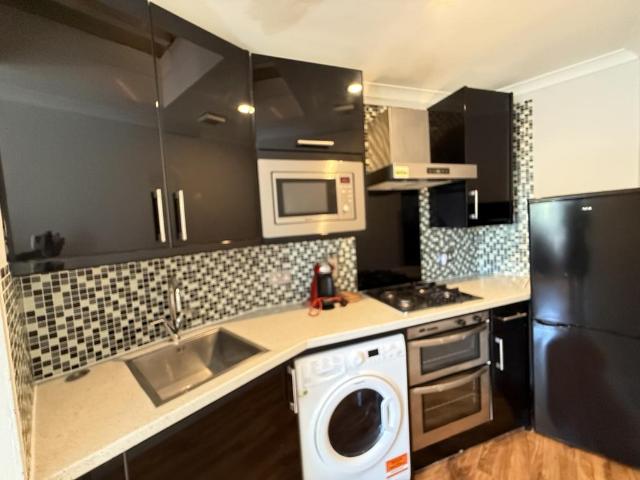 Old Brompton Road, Earls Court. 2 bed flat to rent £2,750 pcm £635 pw