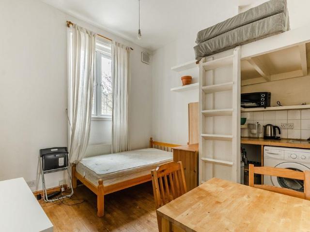Old Brompton road, Earls Court. Studio to rent £1,452 pcm £335 pw
