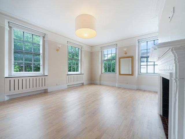 Old Brompton Road, SW5 4 bed flat to rent £6,900 pcm £1,592 pw