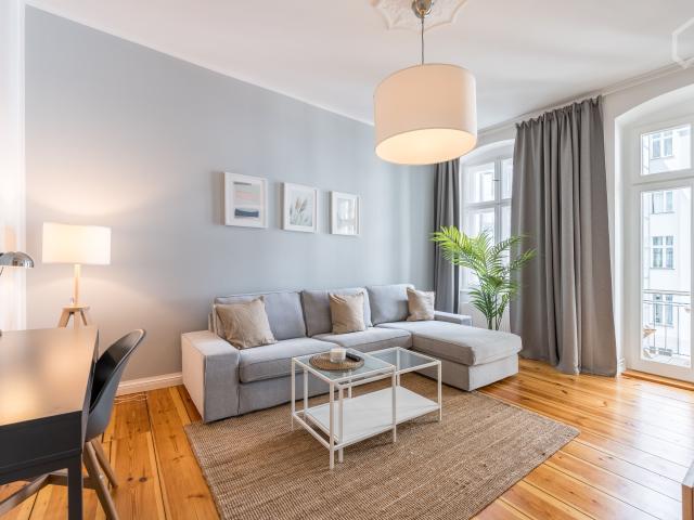 Old building charm: Beautiful temporary flat with balcony facing the inner courtyard in Prenzlauer Berg