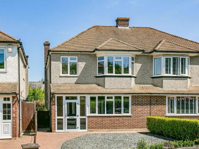Old Fox Close, Caterham, CR3 5QU 3 bed semi detached house to rent £2,400 pcm £554 pw