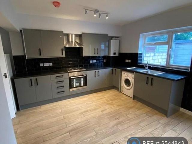 Old Farm Close, Hounslow, TW4 4 bed terraced house to rent £2,700 pcm £623 pw