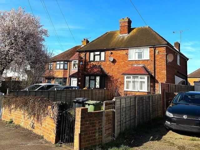 Old Farm Road 3 bed semi detached house to rent £2,200 pcm £508 pw