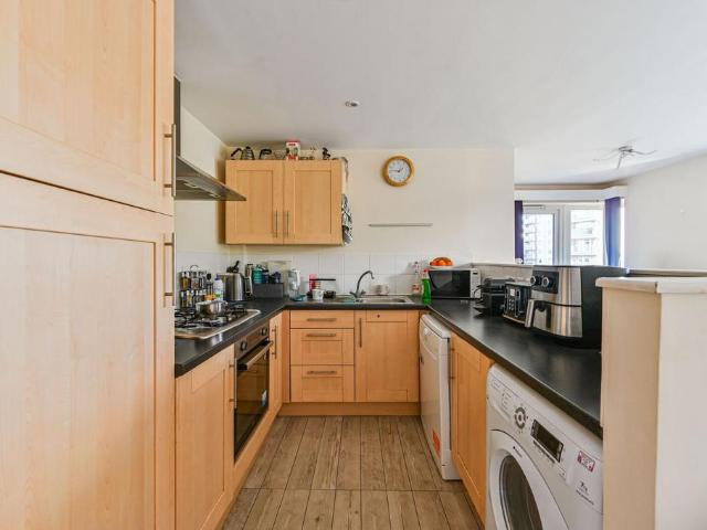 Old Kent Road, Peckham, London, SE15 2 bed flat to rent £1,900 pcm £438 pw
