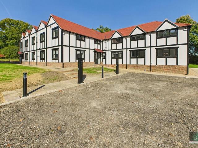 Old Hollow, Crawley RH10 2 bed apartment to rent £1,550 pcm £358 pw