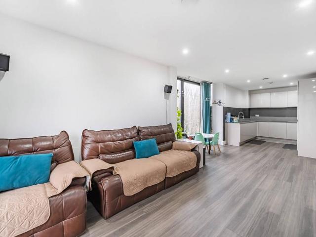 Old Isleworthians Sports Club, Henley Close, London, TW7 5DJ, United Kingdom | 3 bed apartment for rent #141082295 | Rentberry