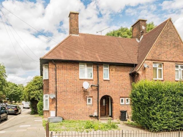 Old Oak Common Lane, London W3 4 bed flat to rent £3,000 pcm £692 pw