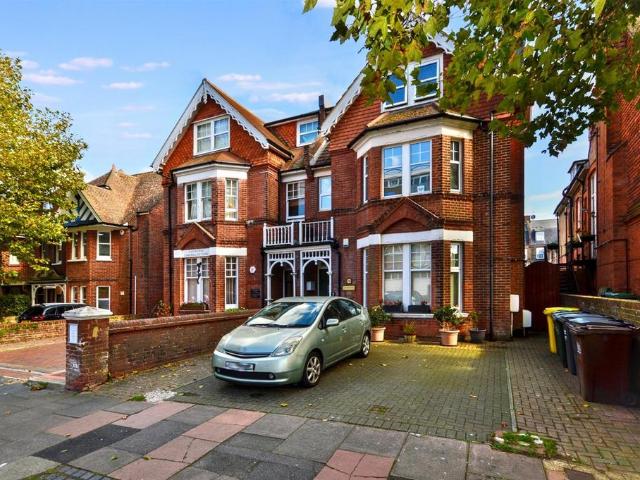 Old Orchard Road, EastbourneEast Sussex 2 bed flat to rent £1,300 pcm £300 pw
