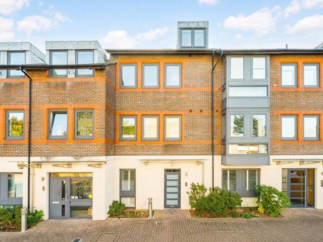 Old Lodge Place, Twickenham TW1 3 bed flat to rent £3,195 pcm £737 pw