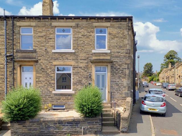 Old Lane, Brighouse HD6 2 bed end of terrace house to rent £850 pcm £196 pw
