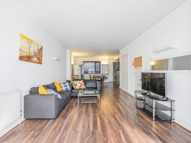 Old Library Court, Bow, London, E14 4 bed house to rent £3,700 pcm £854 pw