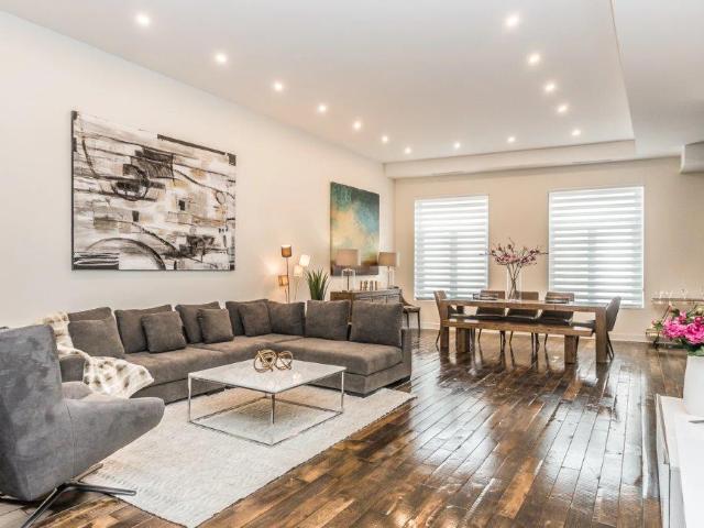 Old Montreal Furnished Apartment For Rent on Rue du Saint Sacrement – Dazzling 2 Bedroom 2 Bathroom Suite with