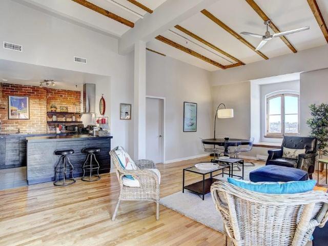Old Montreal Furnished Condo Rental on Boulevard saint Laurent – Gorgeous 2 Bedroom, 1 Bath with Beautiful Architecture and Lovely Decor
