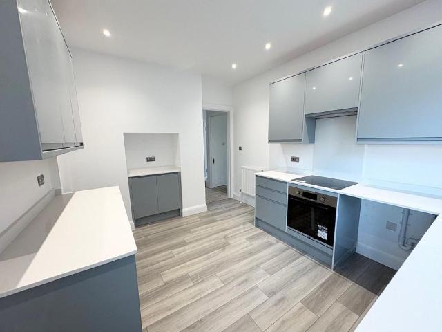 Old Shoreham Road, Hove BN3 4 bed apartment to rent £2,595 pcm £599 pw