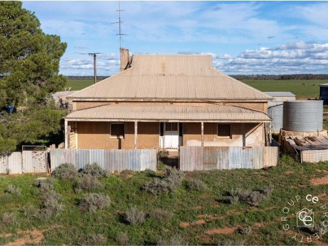 Old Style, Country Charm on a Lifestyle Property