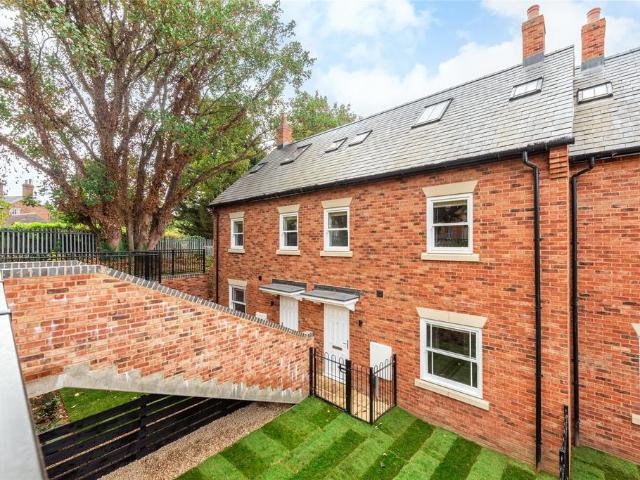 Old Station Yard, Castlethorpe. 3 bed house to rent £1,700 pcm £392 pw
