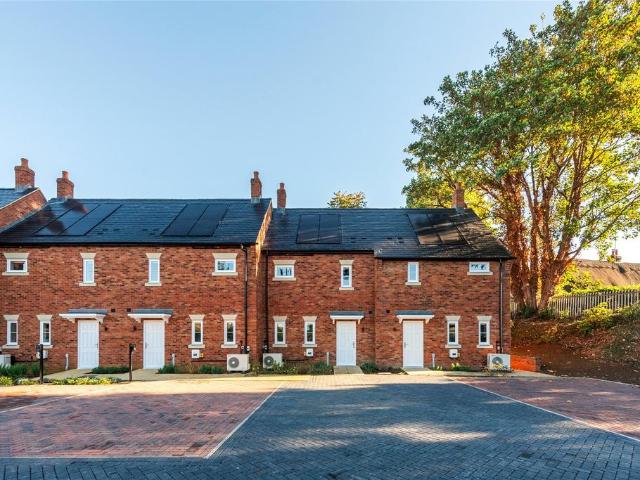 Old Station Yard, Castlethorpe. 3 bed house to rent £1,700 pcm £392 pw