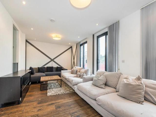 Old Street, London EC1V 4 bed flat to rent £6,370 pcm £1,470 pw