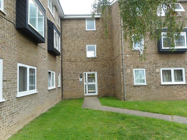 Old Park Mews, Hounslow 2 bed ground floor flat to rent £1,800 pcm £415 pw