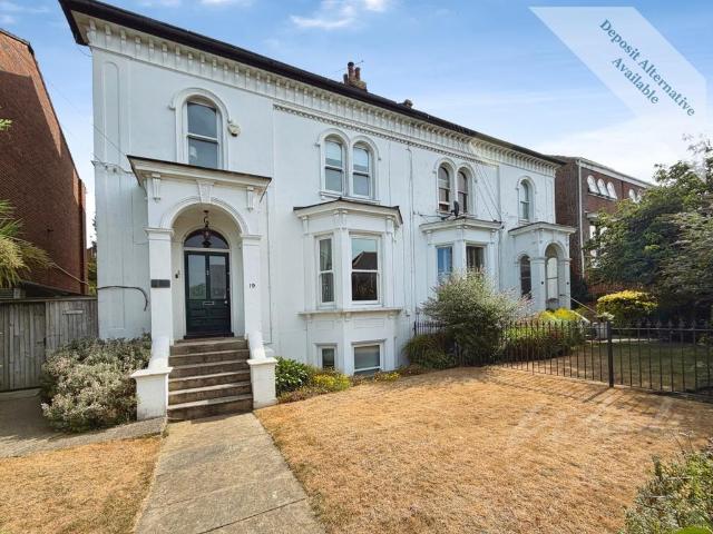 Old Road East Gravesend DA12 6 bed semi detached house to rent £3,000 pcm £692 pw
