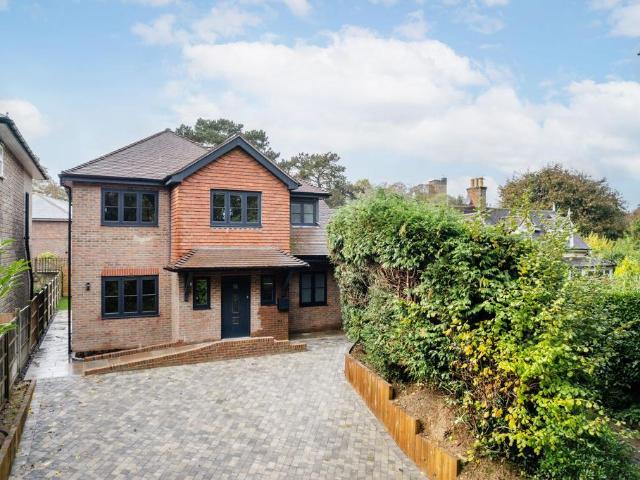 Old Road, East Grinstead, RH19 5 bed detached house to rent £3,300 pcm £762 pw