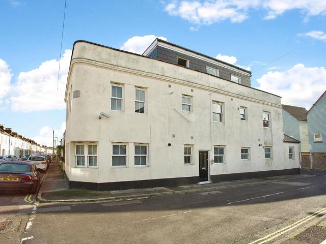 Old Road, GOSPORT 2 bed apartment to rent £1,095 pcm £253 pw
