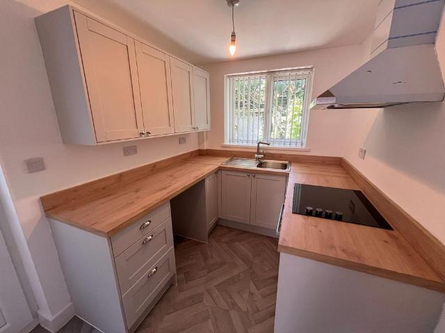 Old Road, Neath, SA11 2 bed terraced house to rent £800 pcm £185 pw