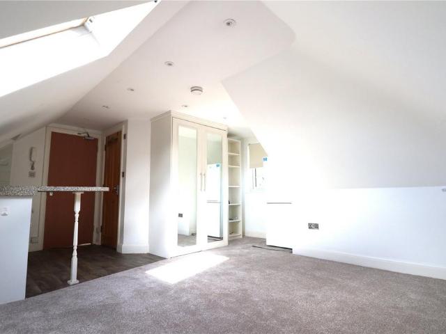 Old Rectory Gardens, Edgware HA8 Studio to rent £995 pcm £230 pw