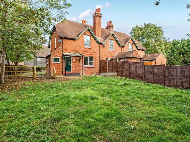 Old Woking Road, Woking, Surrey, GU22 2 bed house to rent £1,850 pcm £427 pw