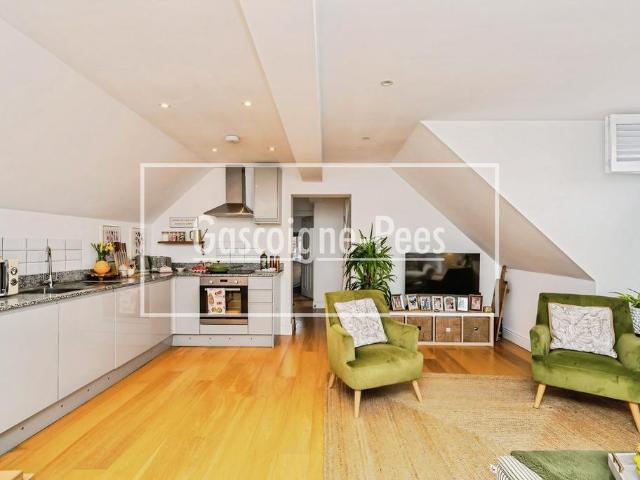 Old Woking Road, West Byfleet, KT14 2 bed flat to rent £1,750 pcm £404 pw