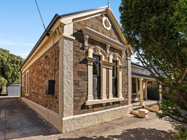 Old World Charm in an Unmistakable Hyde Park Setting