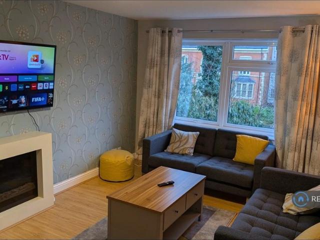 Old Warwick Court, Solihull, B92 2 bed flat to rent £1,325 pcm £306 pw