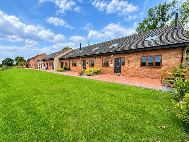 Old Warwick Road, Rowington, Warwick. 2 bed terraced house to rent £1,525 pcm £352 pw