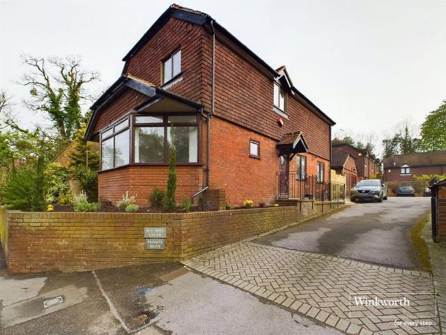 Old Well Court, Thames Street. 3 bed detached house to rent £2,650 pcm £612 pw