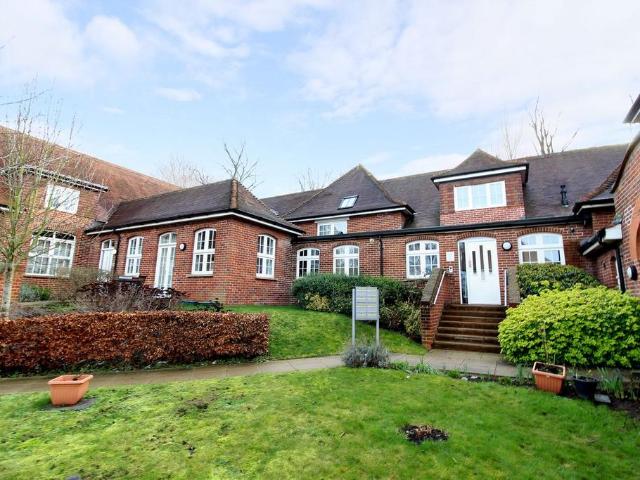 Old Westbury, Letchworth Garden City. 2 bed apartment to rent £1,300 pcm £300 pw