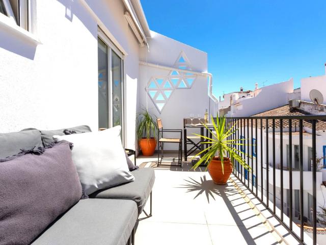 Old Town Lagos Apt with Spacious Private Balcony