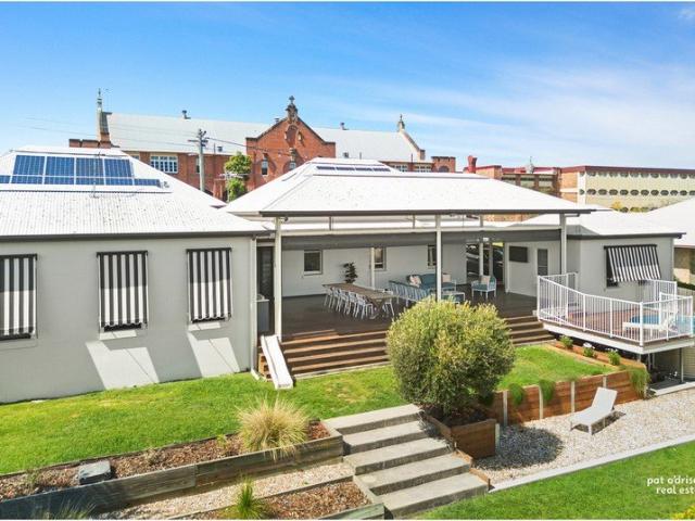 Old Telegraph House. An Iconic Residence on Rockhampton`s Prestigious Range