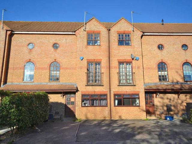 Oldbrook, Milton Keynes MK6 1 bed in a house share to rent £565 pcm £130 pw
