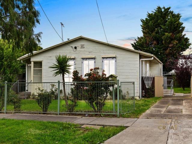 OLDER STYLE HOME OUTSTANDING POTENTIAL ON APPROX. 590m2
