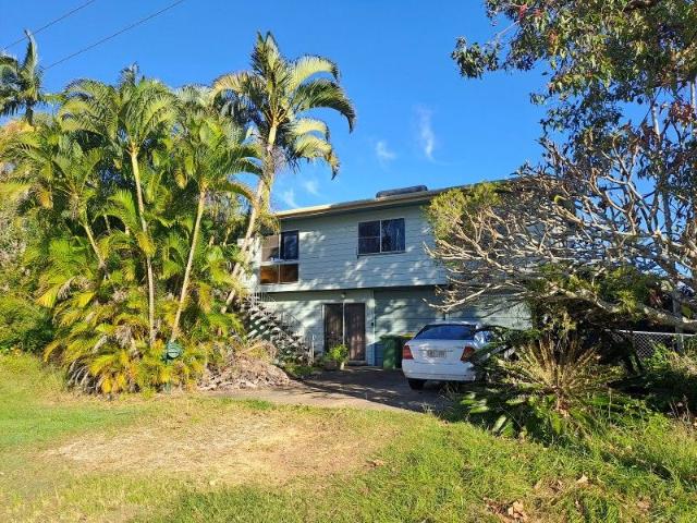 OLDER STYLE QUEENSLANDER ON LARGE BLOCK 3,217m2 ZONING RESIDENTIAL/FARMING.