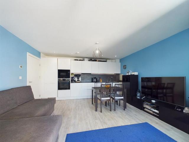 Oldfield Road, Maidenhead, Berkshire. 1 bed flat to rent £1,450 pcm £335 pw
