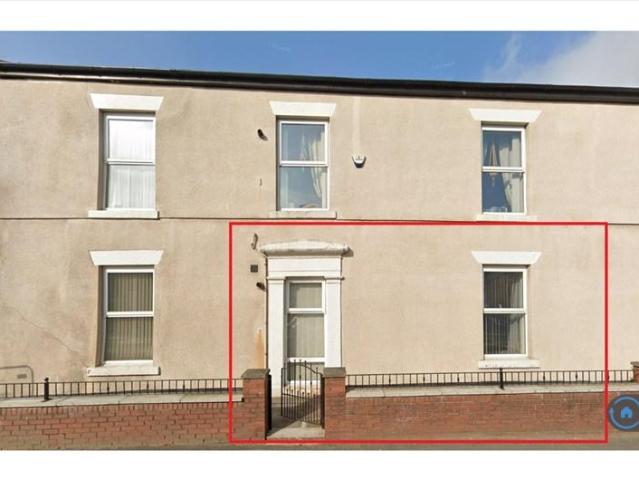 Oldham Road, Royton, Oldham, OL2 2 bed flat to rent £750 pcm £173 pw
